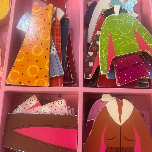 Melissa and Doug Wooden Magnetic Dressa Up Dolls Abby and Emma - Picture 4 of 5